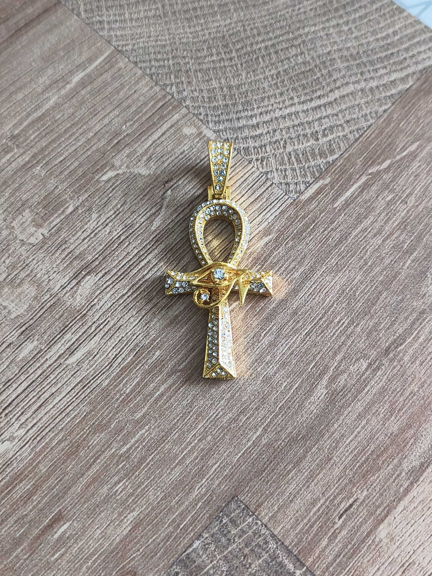 Pendentif Ankh Doré avec Œil d’Horus – Symbole de Vie & Protection