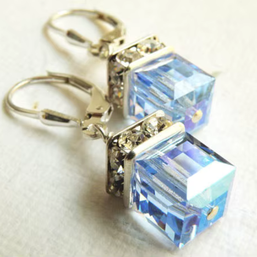 Boucles d’Oreilles Cube Cristal Bleu – Éclat Glacé et Élégance Intemporelle