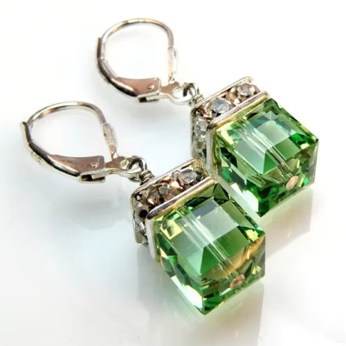 Boucles d’Oreilles Cube Cristal Vert – Élégance Moderne et Éclat Lumineux